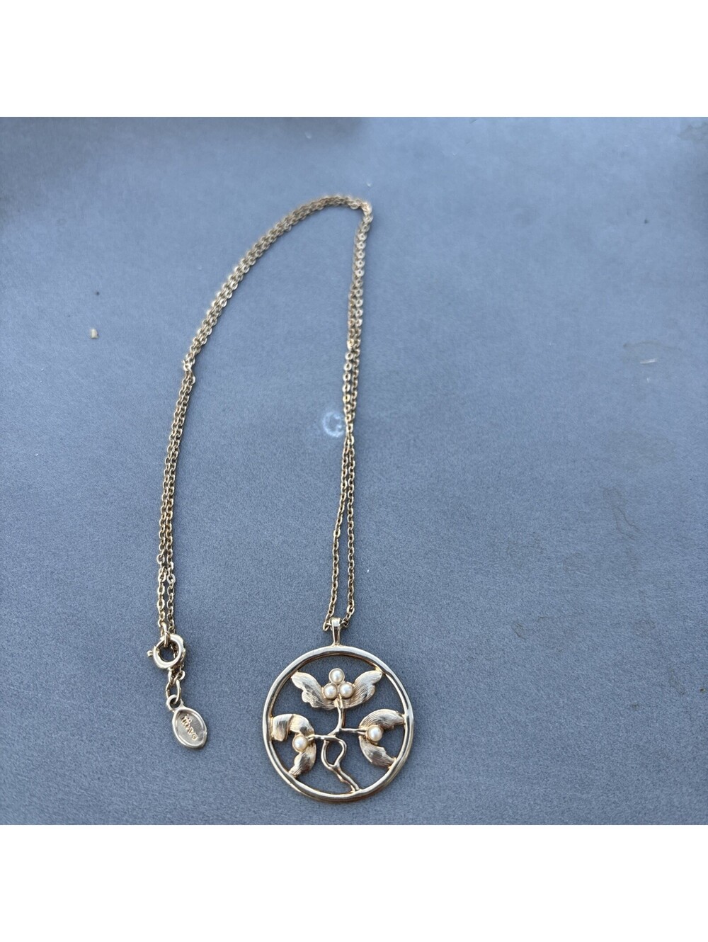 Vintage Avon Gold Tone Carved Leaves And Faux Pearl Round Pendant Necklace
